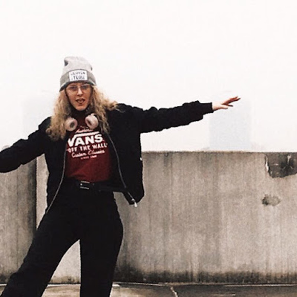 Meet your Posher, Mari - Picture 1 of 1